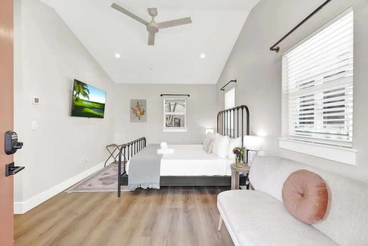 Bed in The Grove B Stylish Cottage - Walk to Main