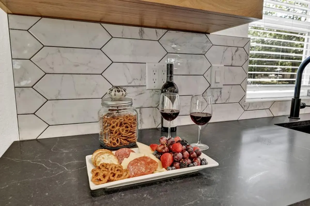 Food and drinks in The Grove B Stylish Cottage - Walk to Main