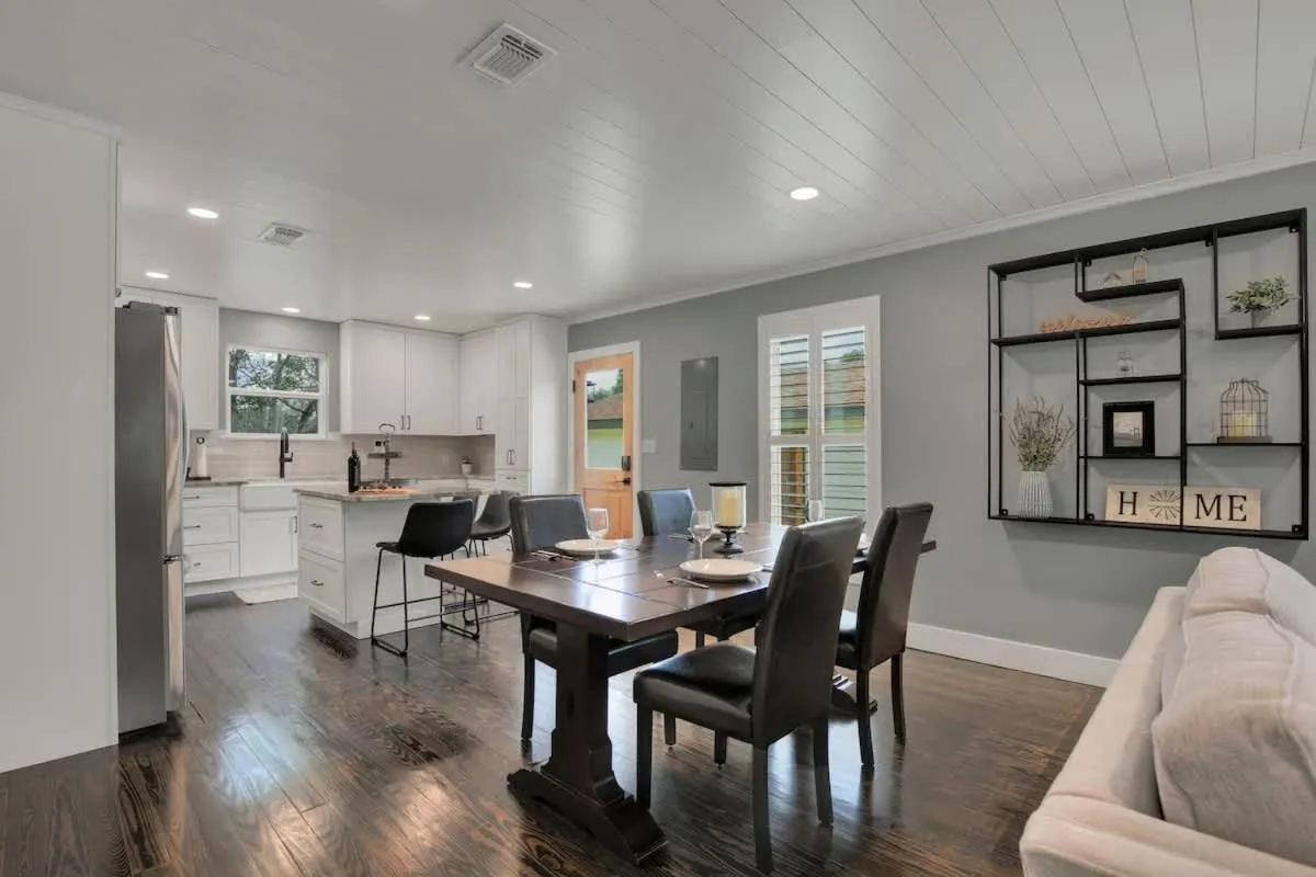 Dining area in Upscale Home with Pool and FirePit - Close to Mercer St!