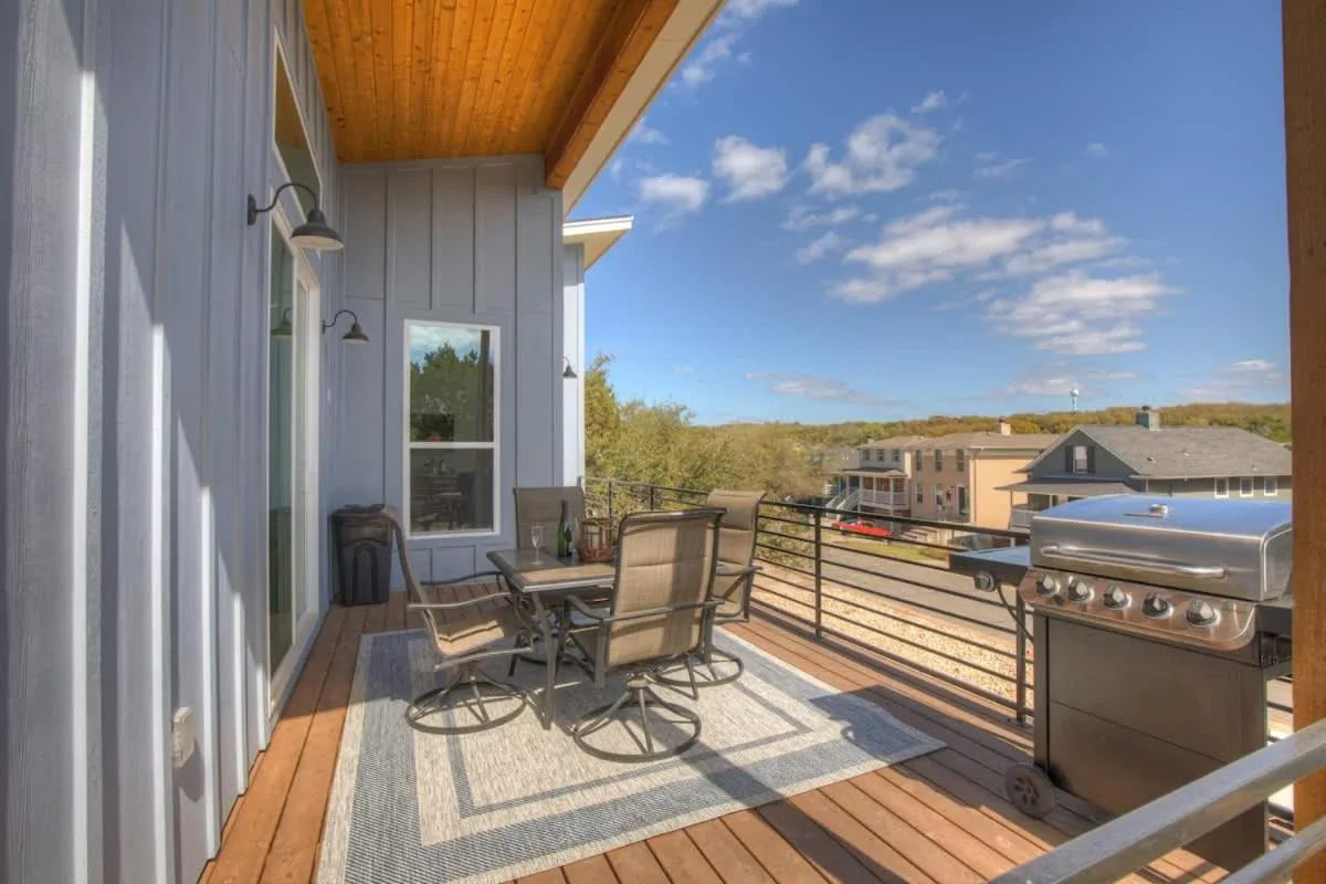 Day in Stunning Lake Home with Pool-Beach-Gym-Boat Access