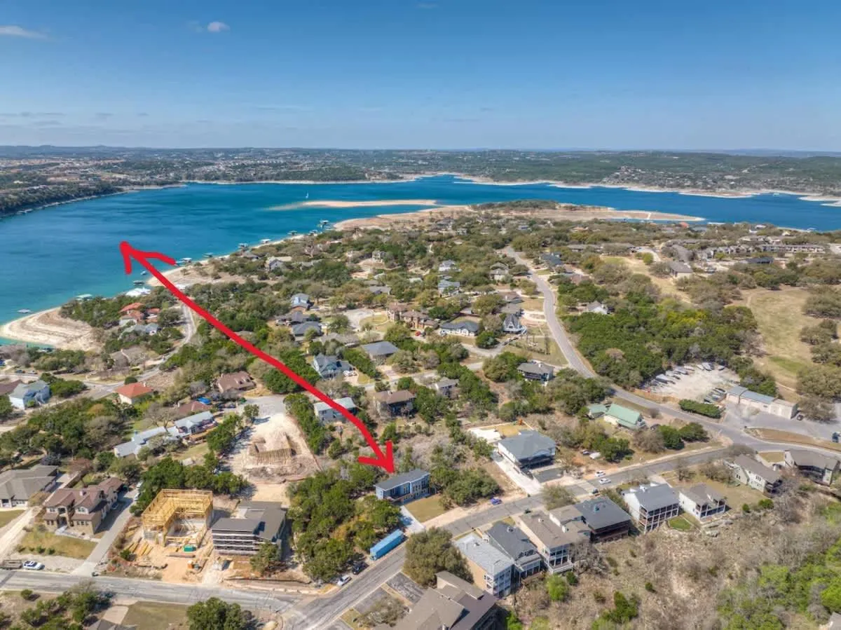 Day in Stunning Lake Home with Pool-Beach-Gym-Boat Access