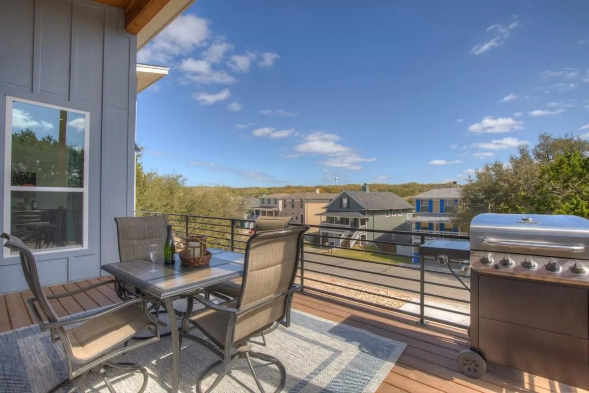 Day in Stunning Lake Home with Pool-Beach-Gym-Boat Access