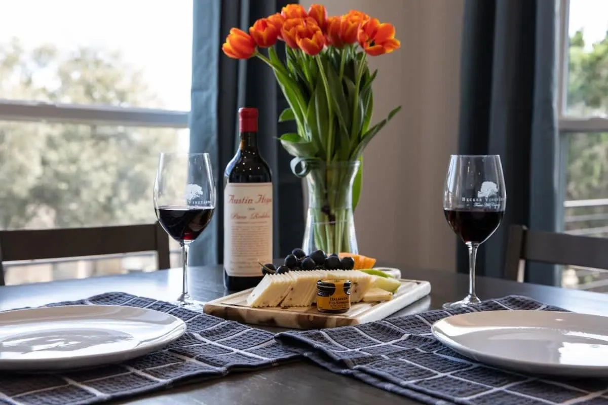 Food and drinks in Stunning Lake Home with Pool-Beach-Gym-Boat Access