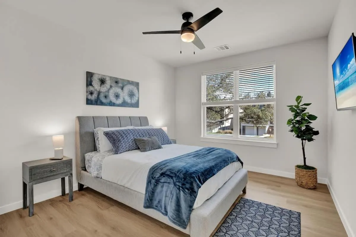 Bed in Stunning Lake Home with Pool-Beach-Gym-Boat Access