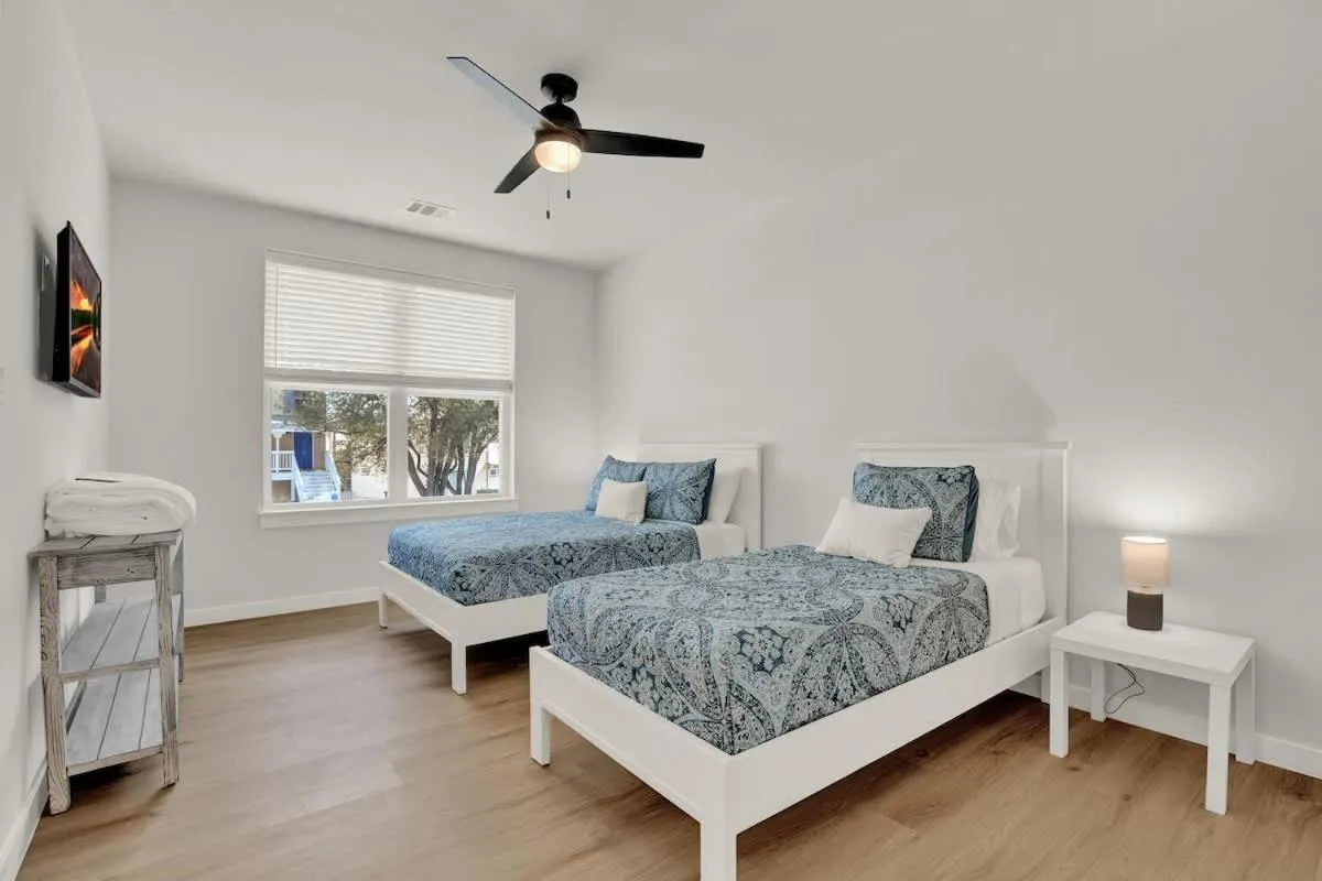 Bed in Stunning Lake Home with Pool-Beach-Gym-Boat Access