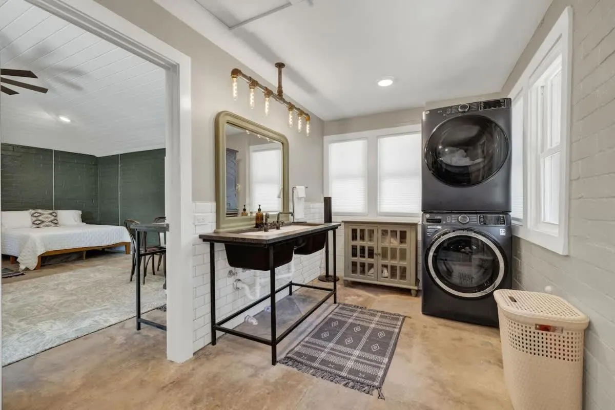 laundry, Bed in Walk to Schlitterbahn with Firepit