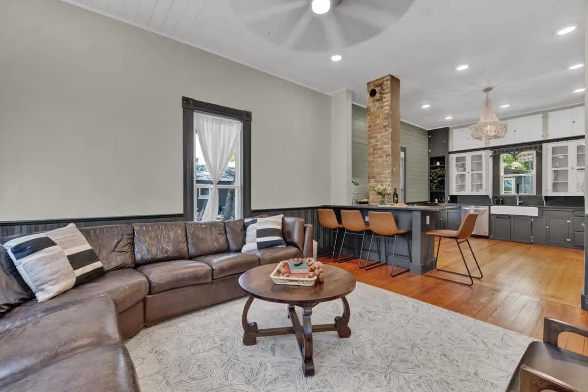 Dining area in Walk to Schlitterbahn with Firepit