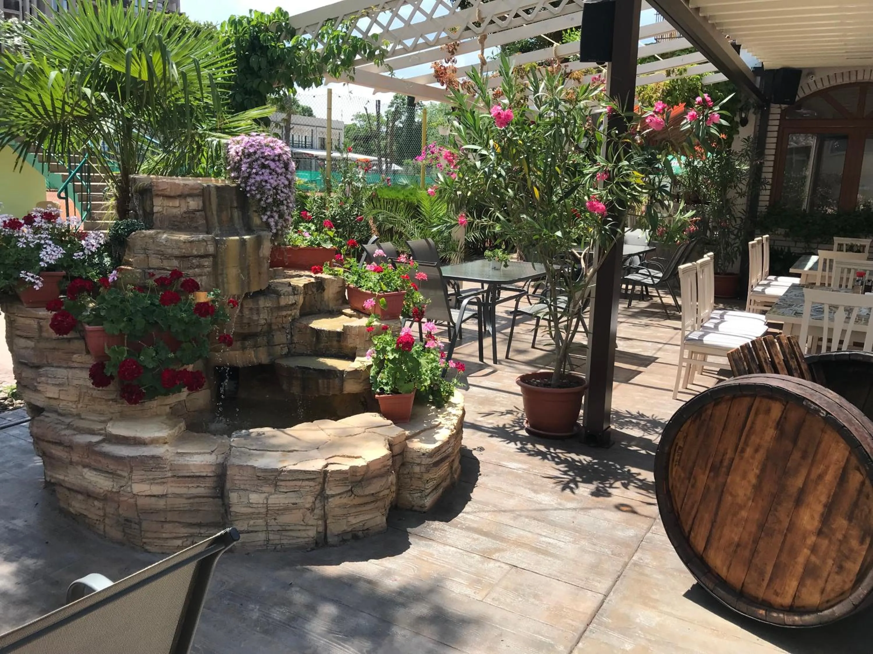 Restaurant/places to eat in Oleander House and Tennis Club