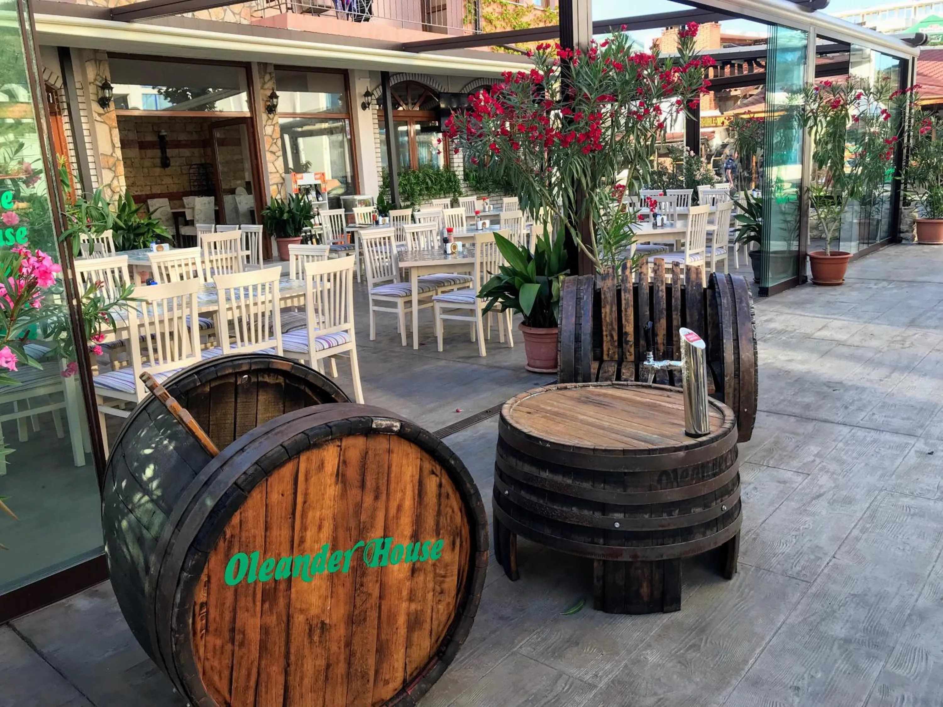 Restaurant/places to eat in Oleander House and Tennis Club