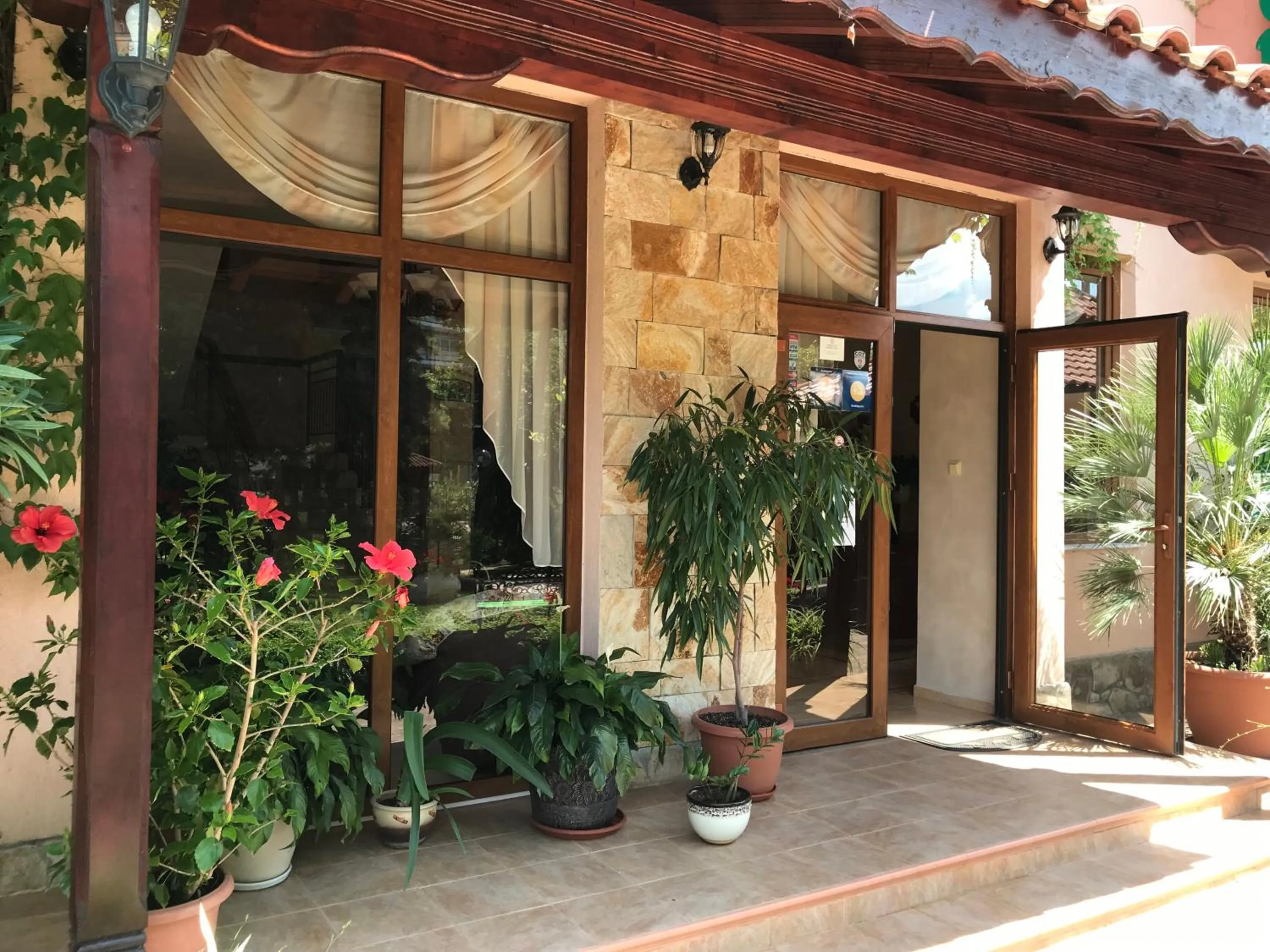 Facade/entrance in Oleander House and Tennis Club