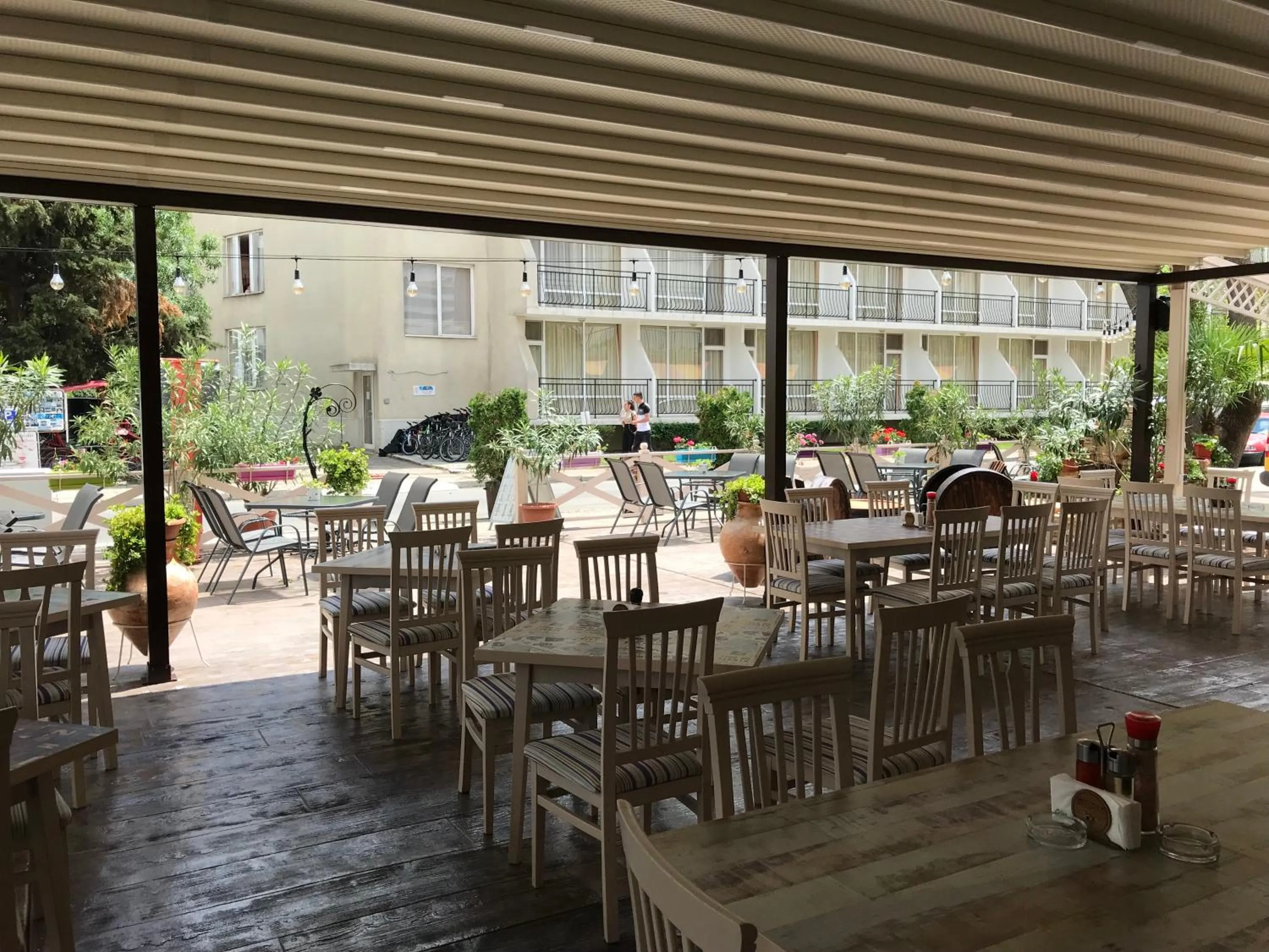 Restaurant/places to eat in Oleander House and Tennis Club