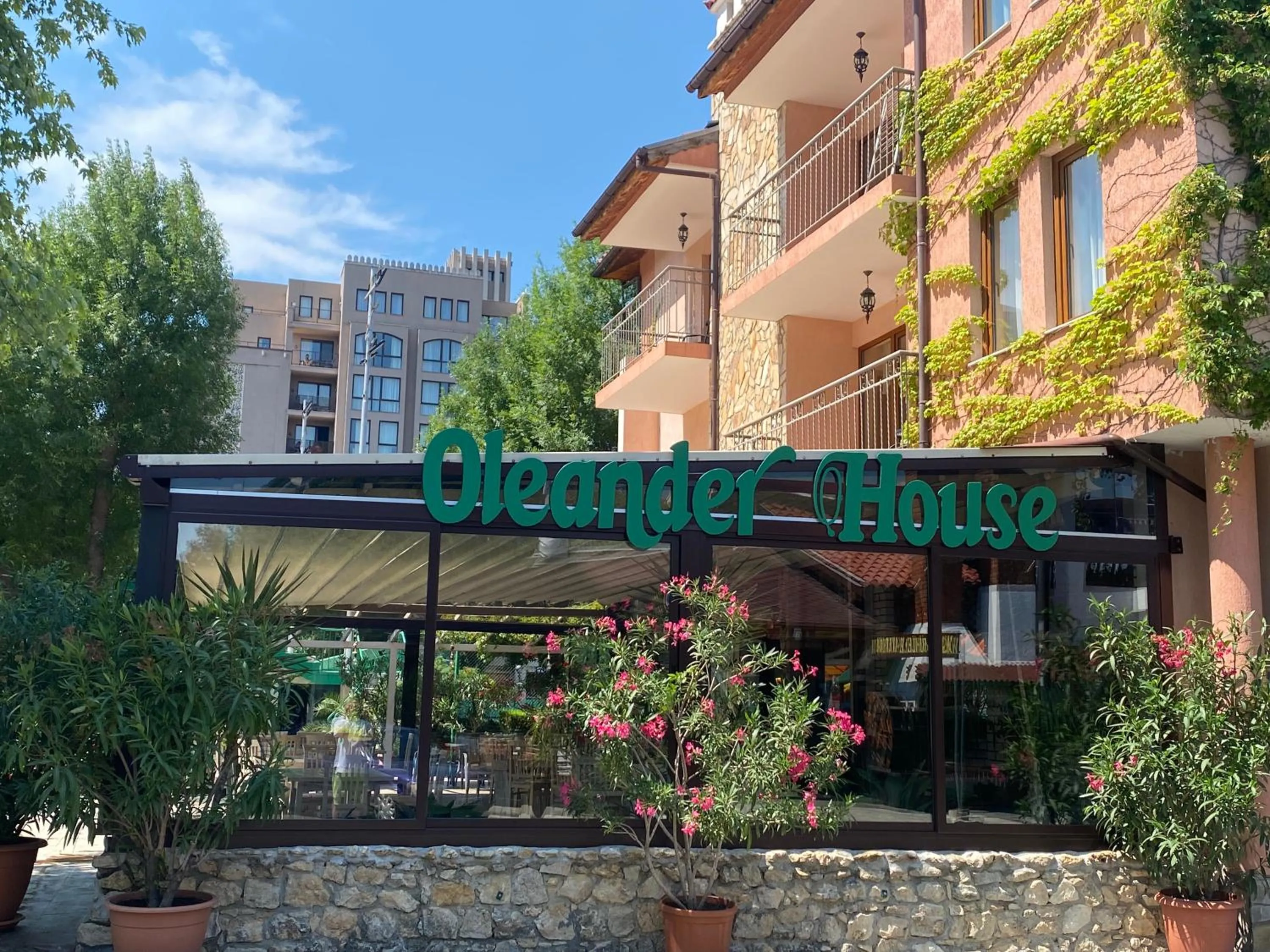 Restaurant/places to eat in Oleander House and Tennis Club