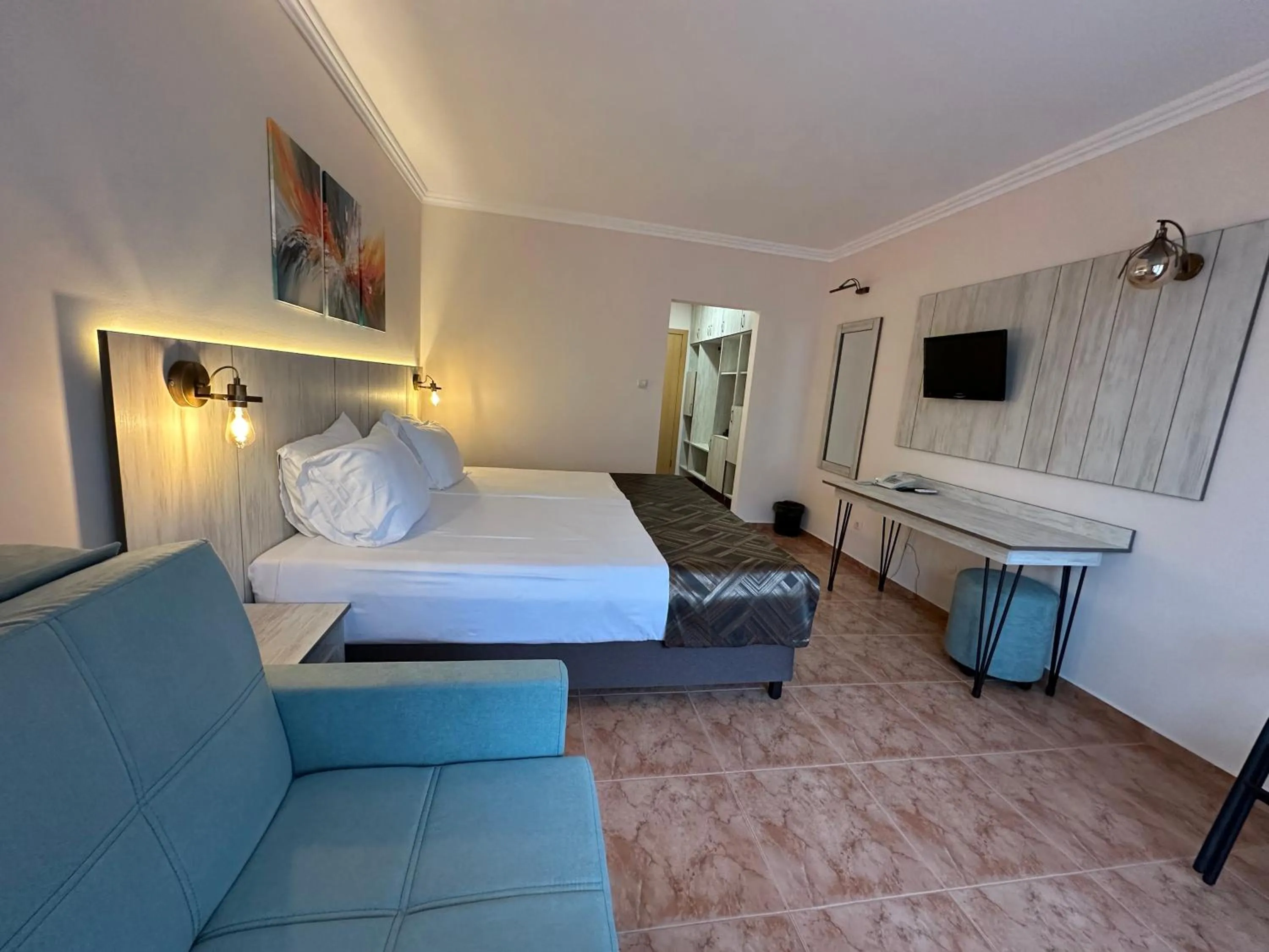 Photo of the whole room, Bed in Oleander House and Tennis Club