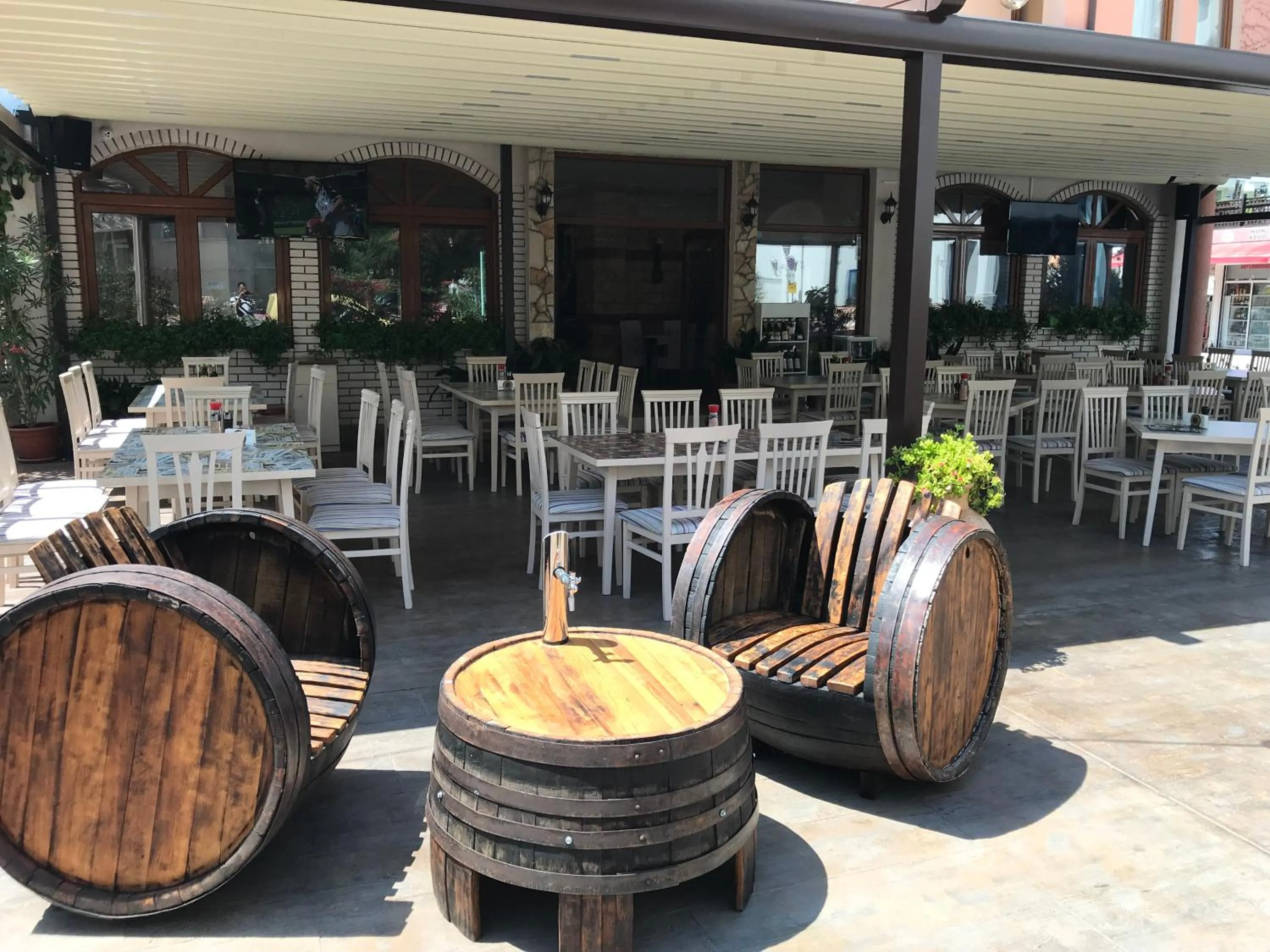 Restaurant/places to eat in Oleander House and Tennis Club