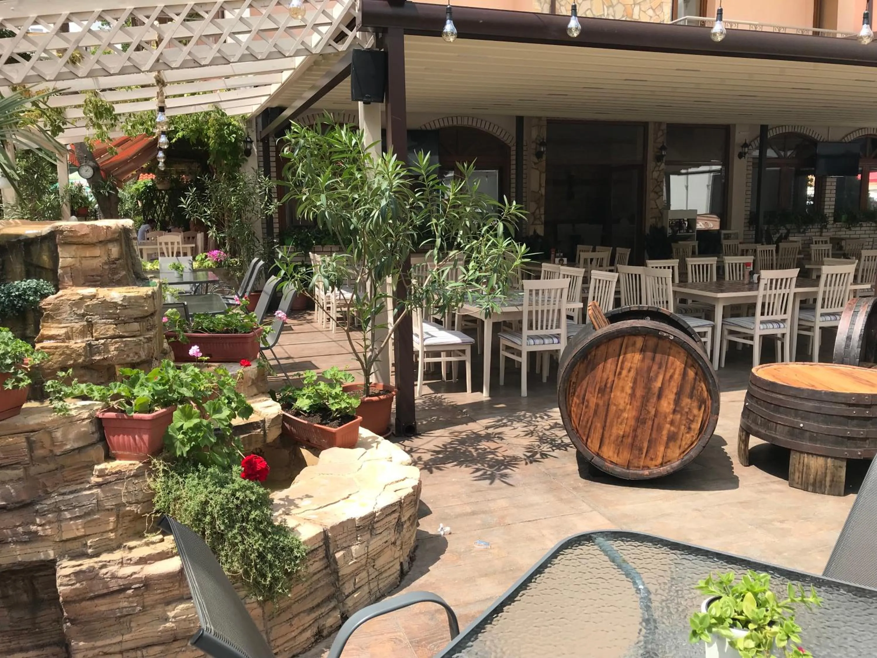 Restaurant/places to eat in Oleander House and Tennis Club