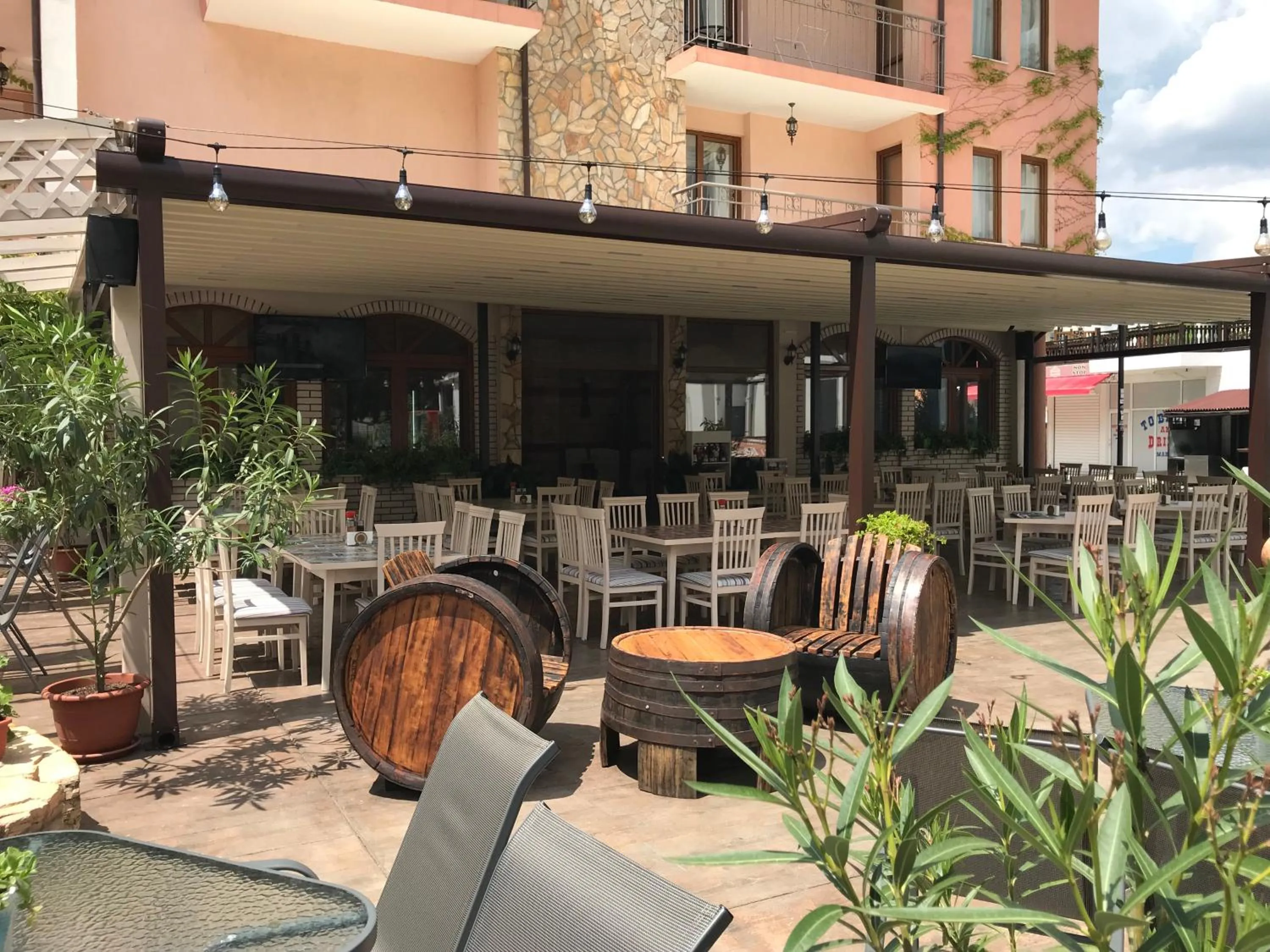 Restaurant/places to eat in Oleander House and Tennis Club