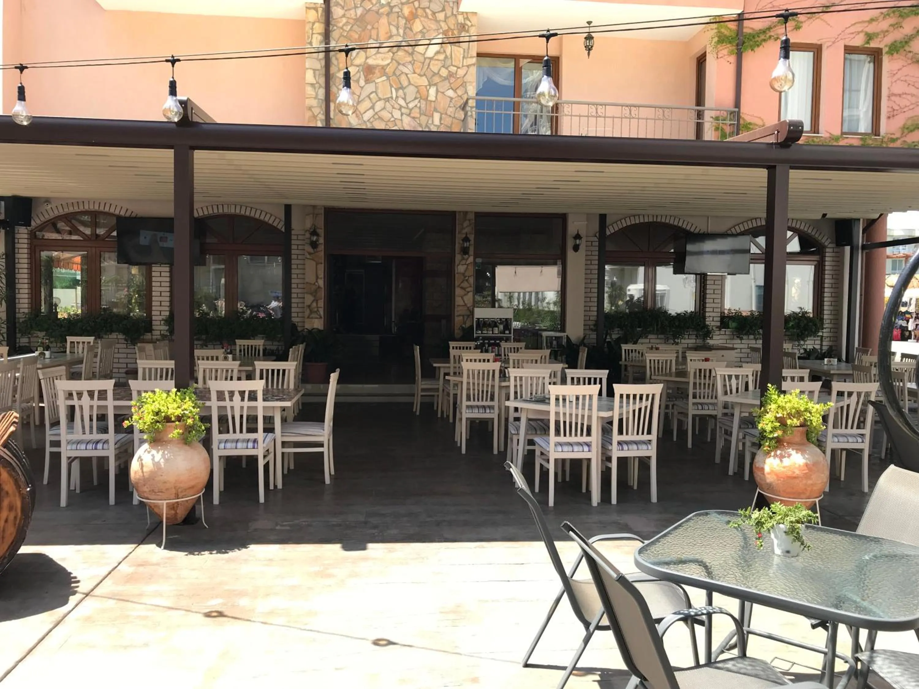 Restaurant/places to eat in Oleander House and Tennis Club