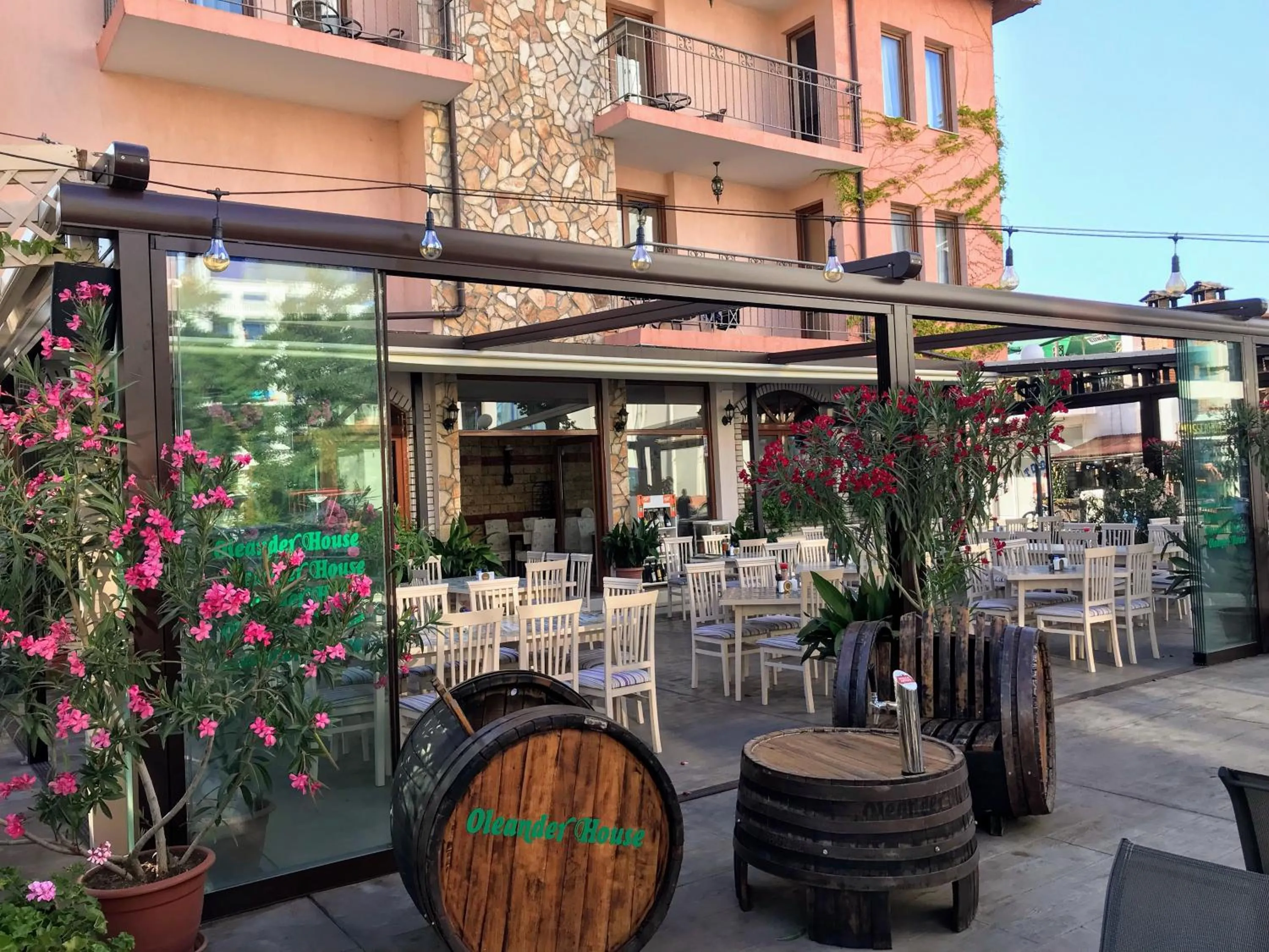 Restaurant/places to eat in Oleander House and Tennis Club