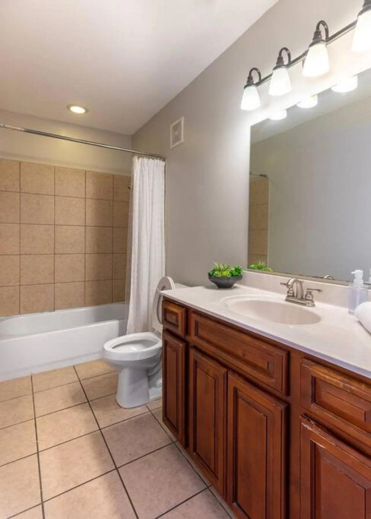 Broadway Suites - Stunning Downtown Condos