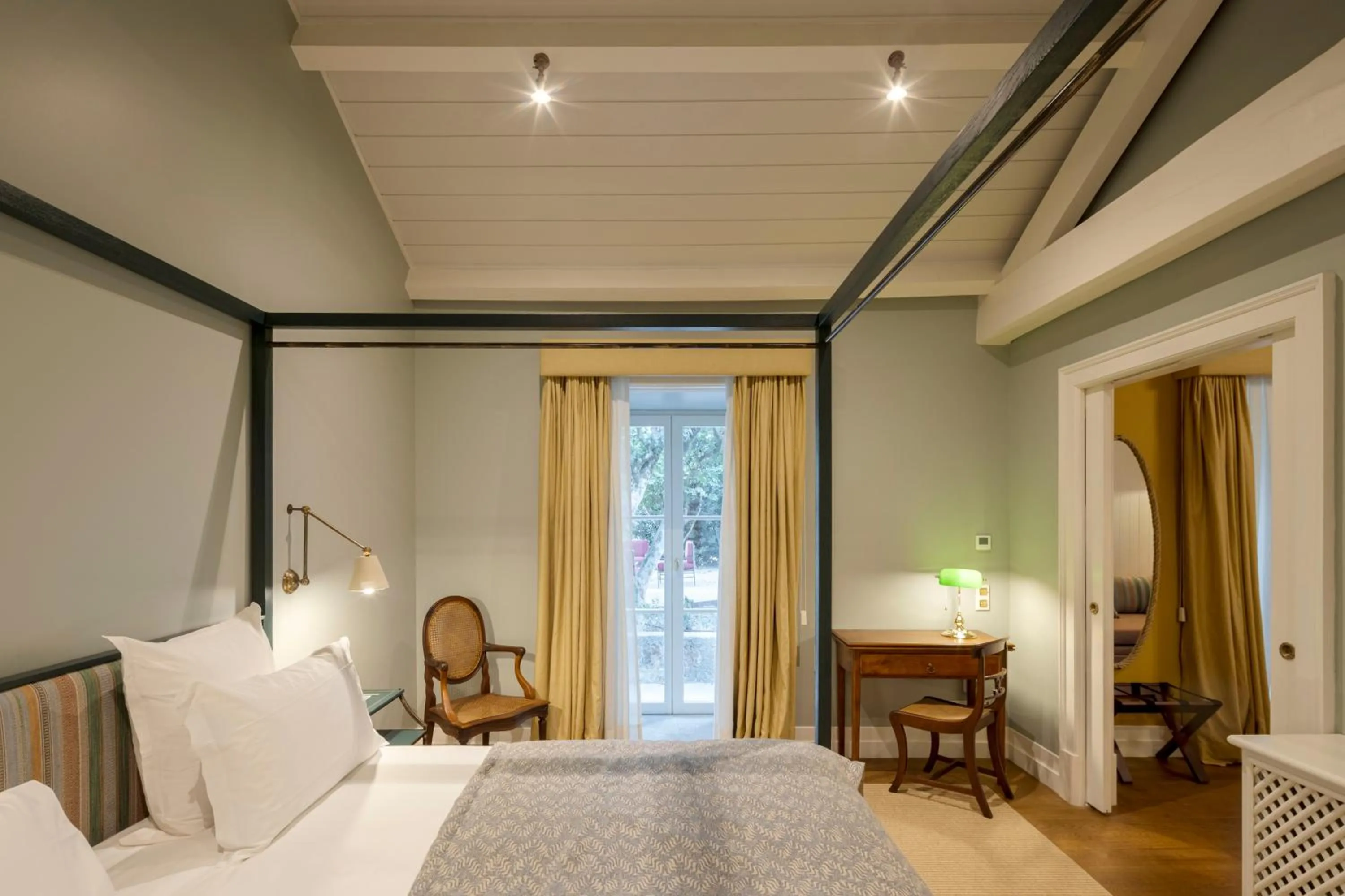 Bedroom, Bed in Valverde Santar Hotel & SPA - Relais & Châteaux