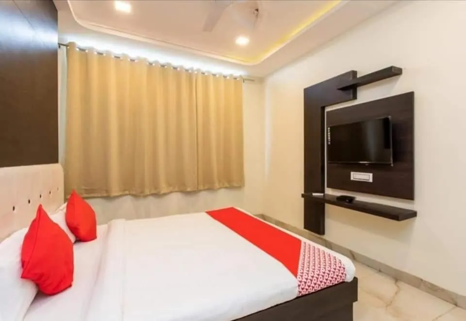 Bedroom, TV/Entertainment Center in Hotel Kanchan Palace