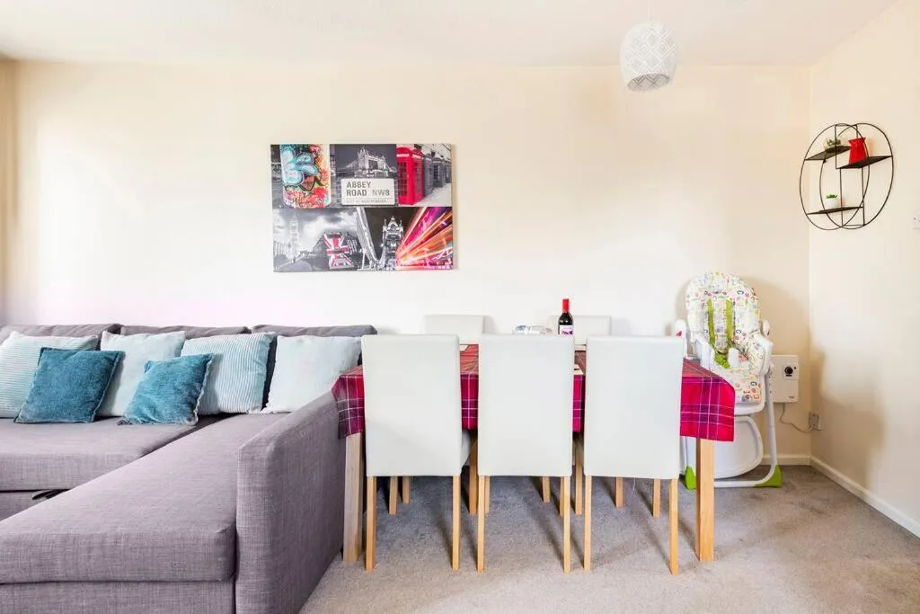 Charming Entire 2-Bedroom House in Milton Keynes