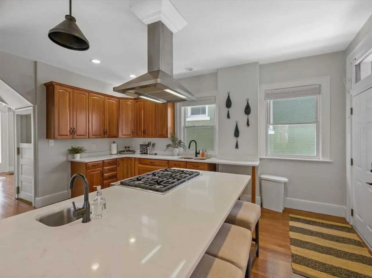 Deluxe 6 Bedroom 3 Min to Downtown w 2-car Driveway