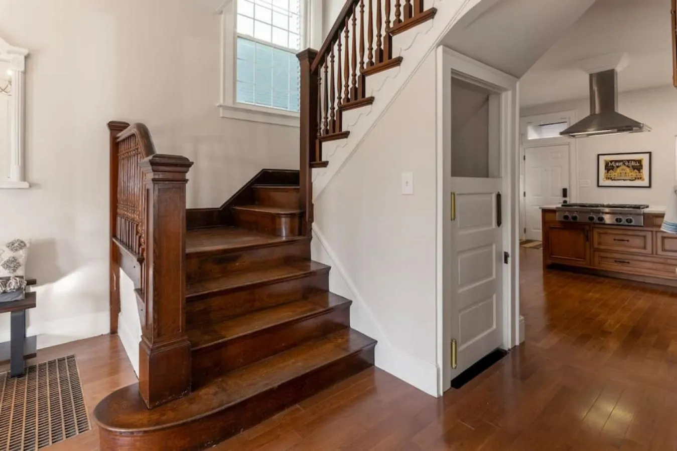 Deluxe 6 Bedroom 3 Min to Downtown w 2-car Driveway