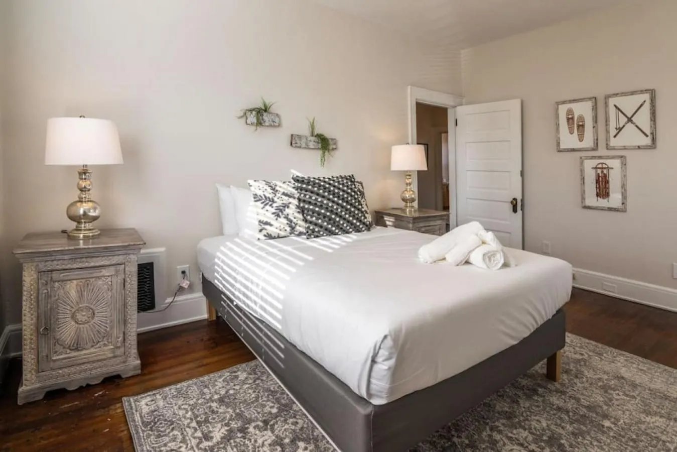 Bed in Deluxe 6 Bedroom 3 Min to Downtown w 2-car Driveway