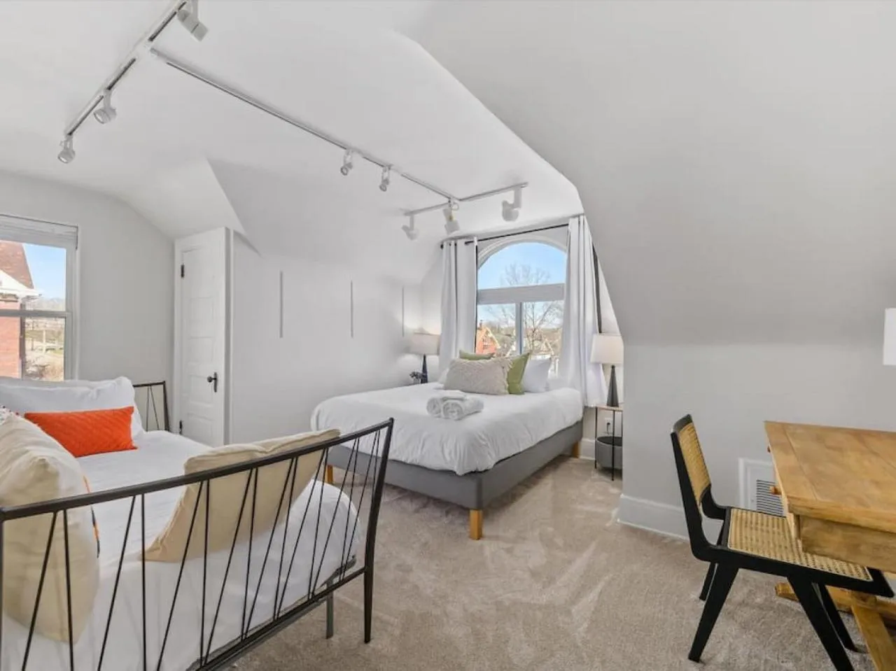 Bed in Deluxe 6 Bedroom 3 Min to Downtown w 2-car Driveway