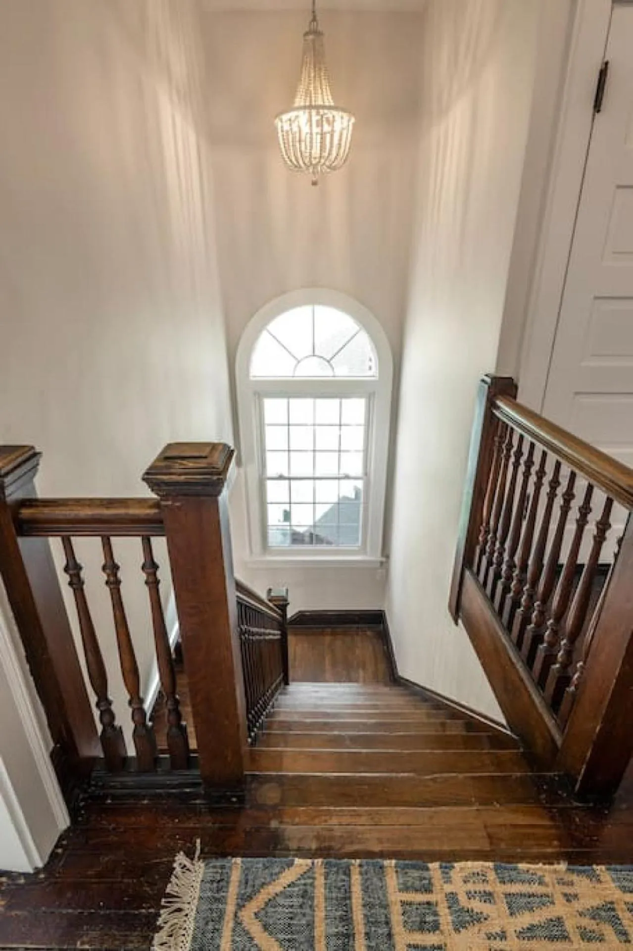 Deluxe 6 Bedroom 3 Min to Downtown w 2-car Driveway