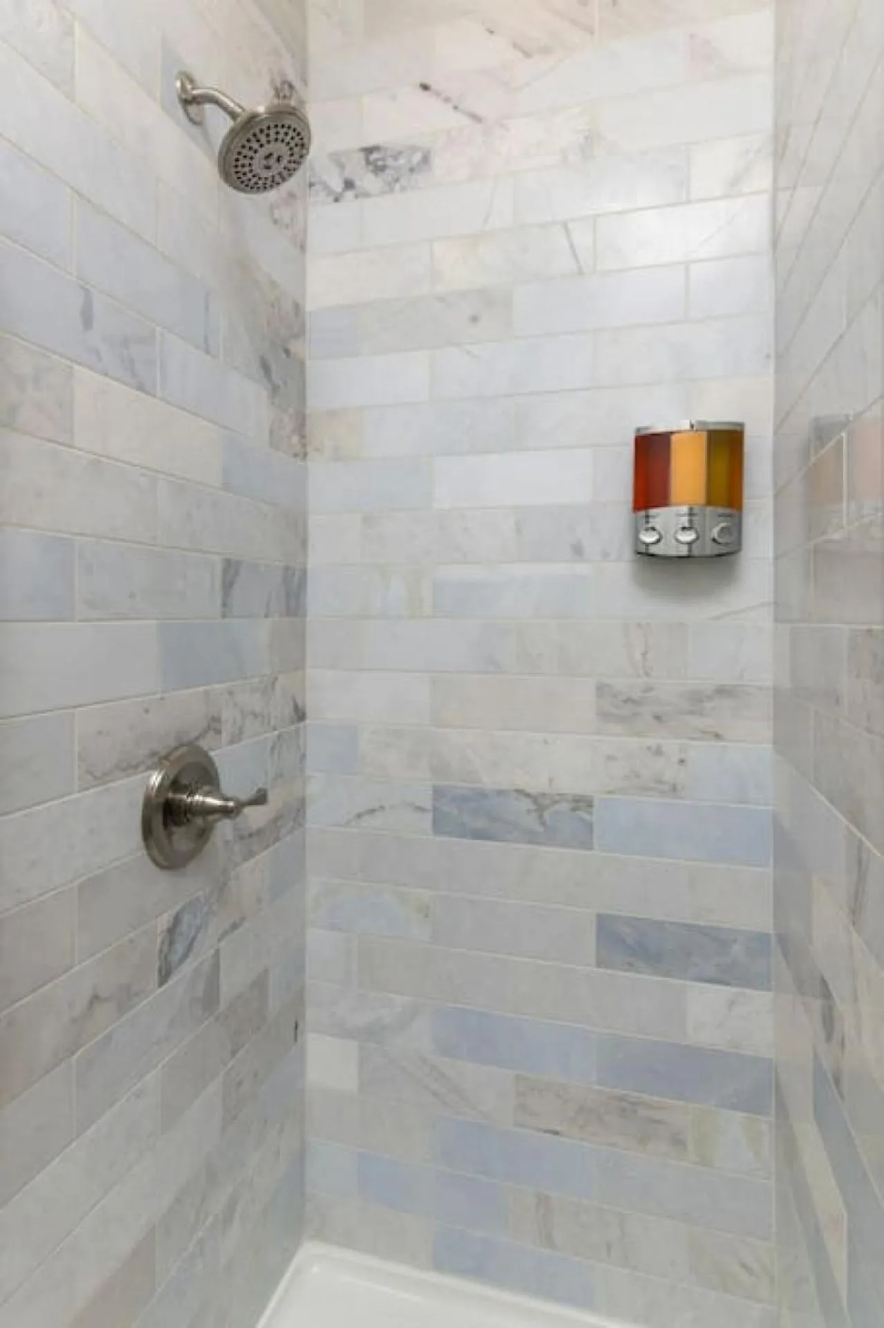 Deluxe 6 Bedroom 3 Min to Downtown w 2-car Driveway