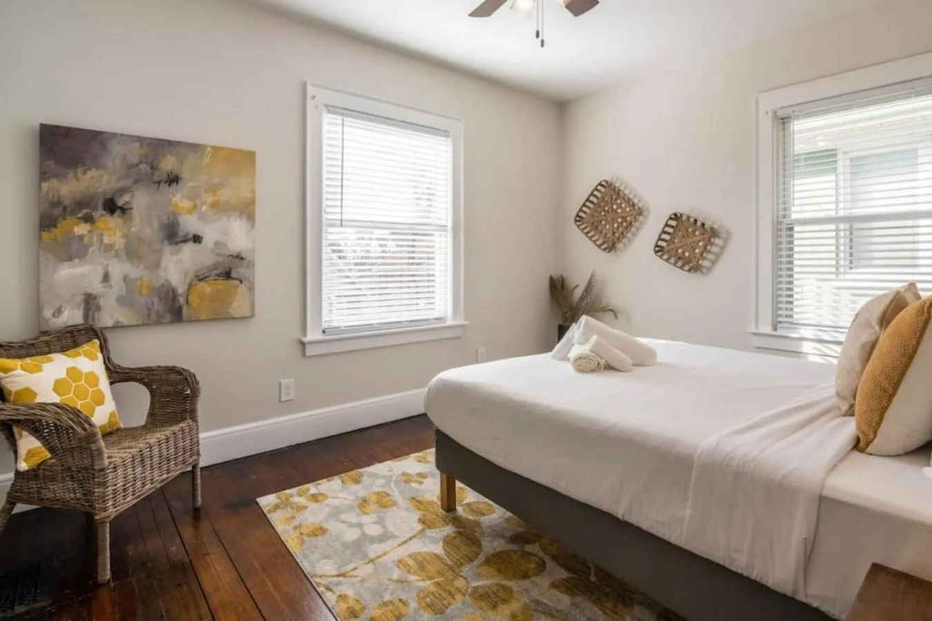 Bed in Deluxe 6 Bedroom 3 Min to Downtown w 2-car Driveway