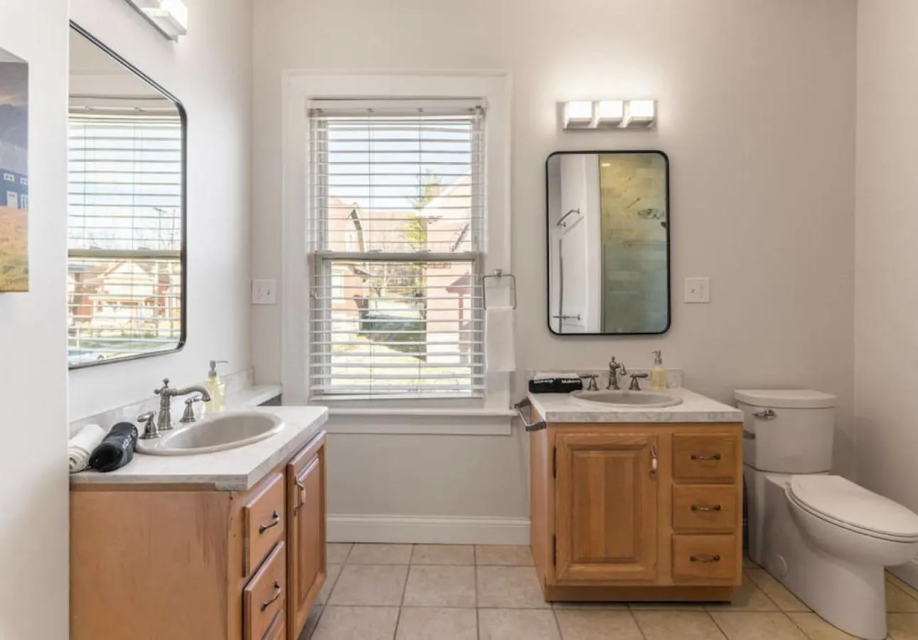 Deluxe 6 Bedroom 3 Min to Downtown w 2-car Driveway