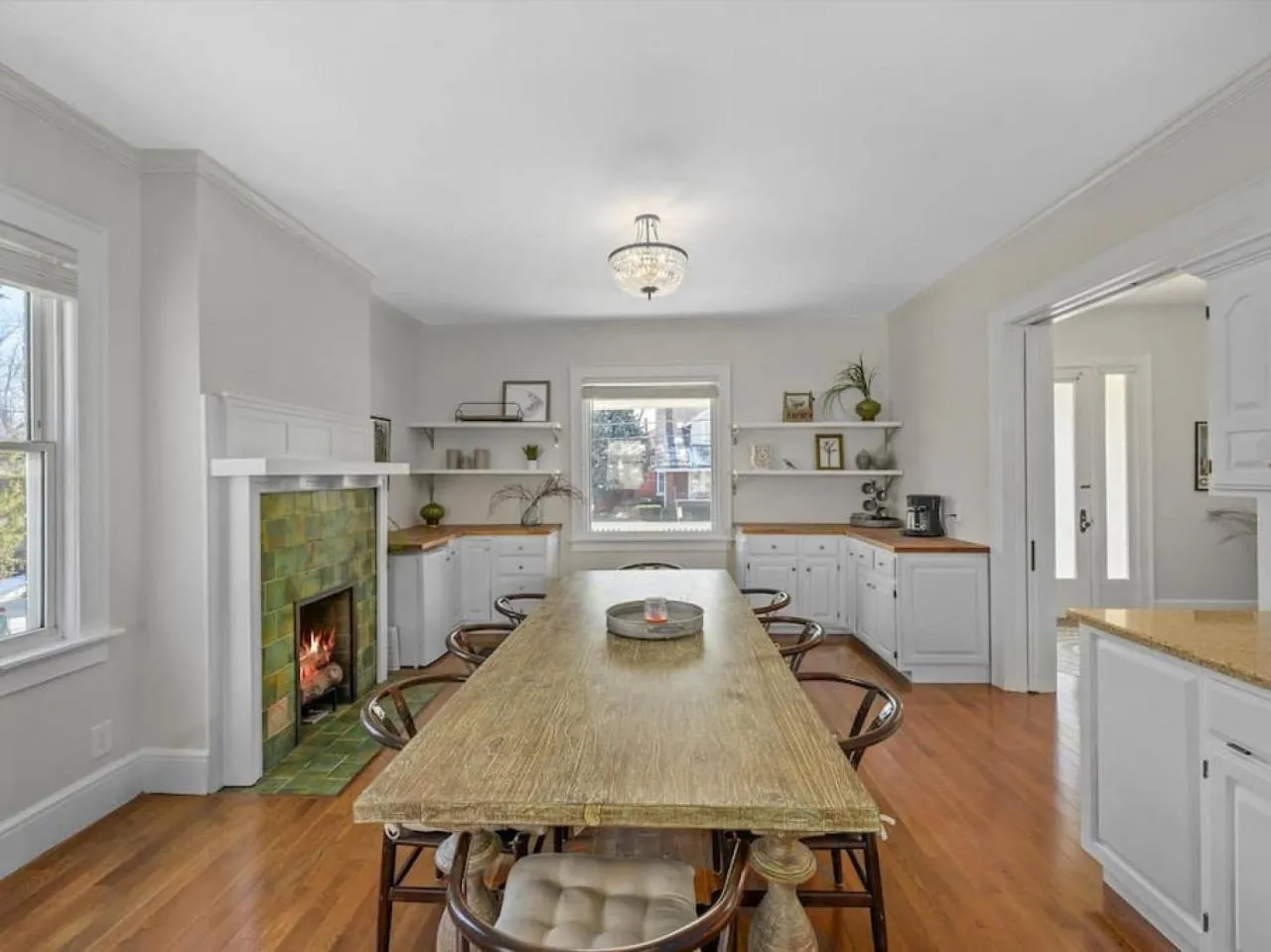 Deluxe 6 Bedroom 3 Min to Downtown w 2-car Driveway