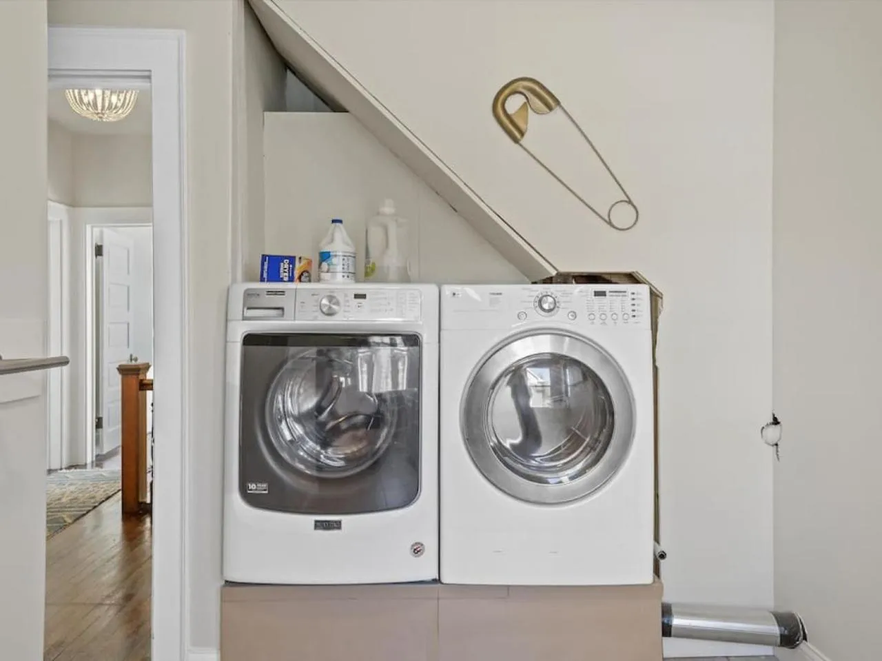 Deluxe 6 Bedroom 3 Min to Downtown w 2-car Driveway