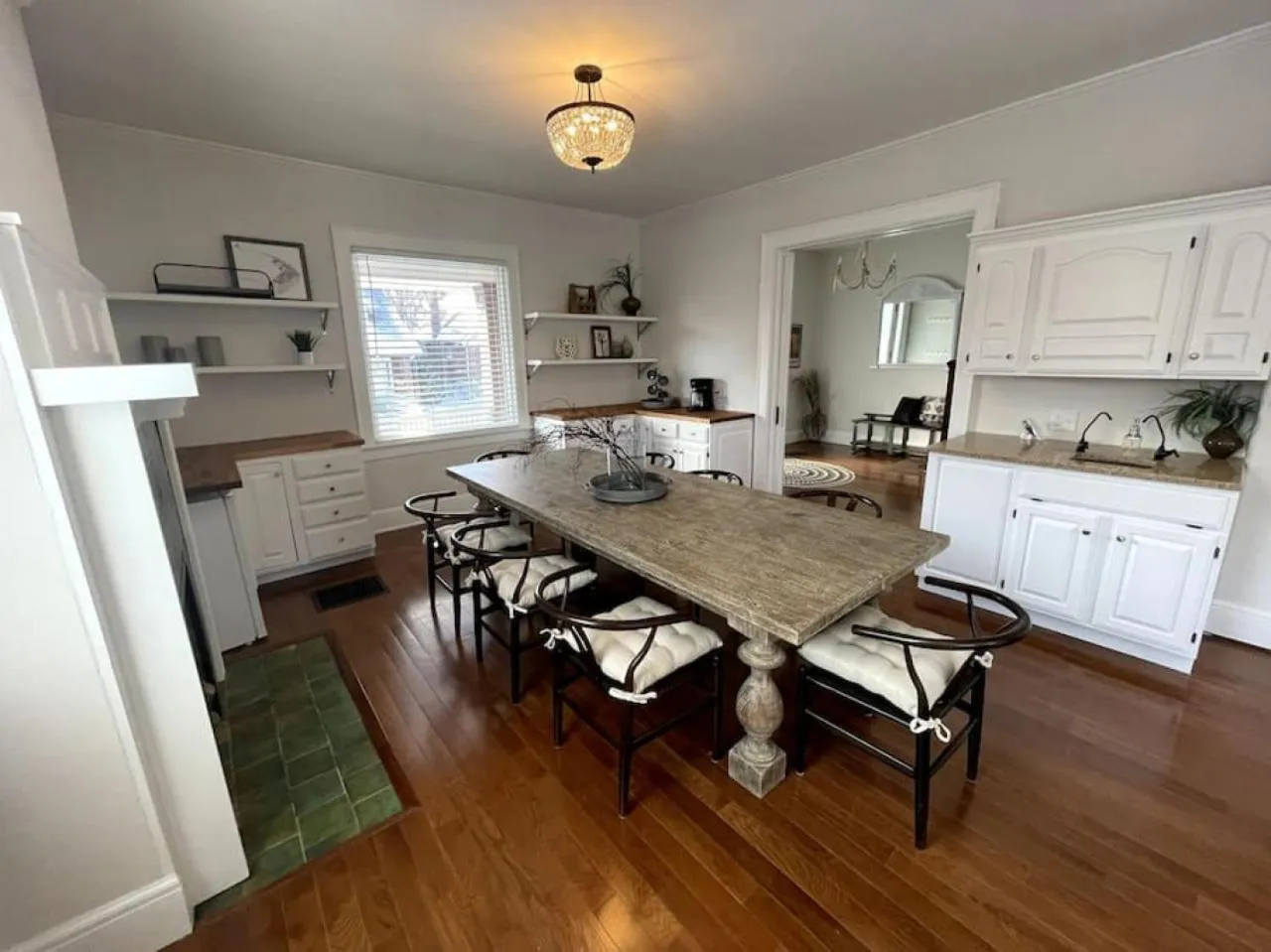 Deluxe 6 Bedroom 3 Min to Downtown w 2-car Driveway