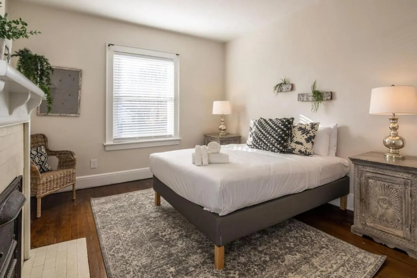 Bed in Deluxe 6 Bedroom 3 Min to Downtown w 2-car Driveway