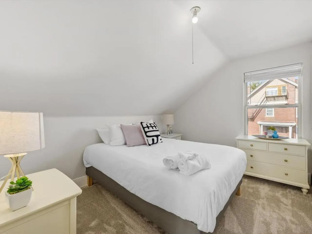 Bed in Deluxe 6 Bedroom 3 Min to Downtown w 2-car Driveway