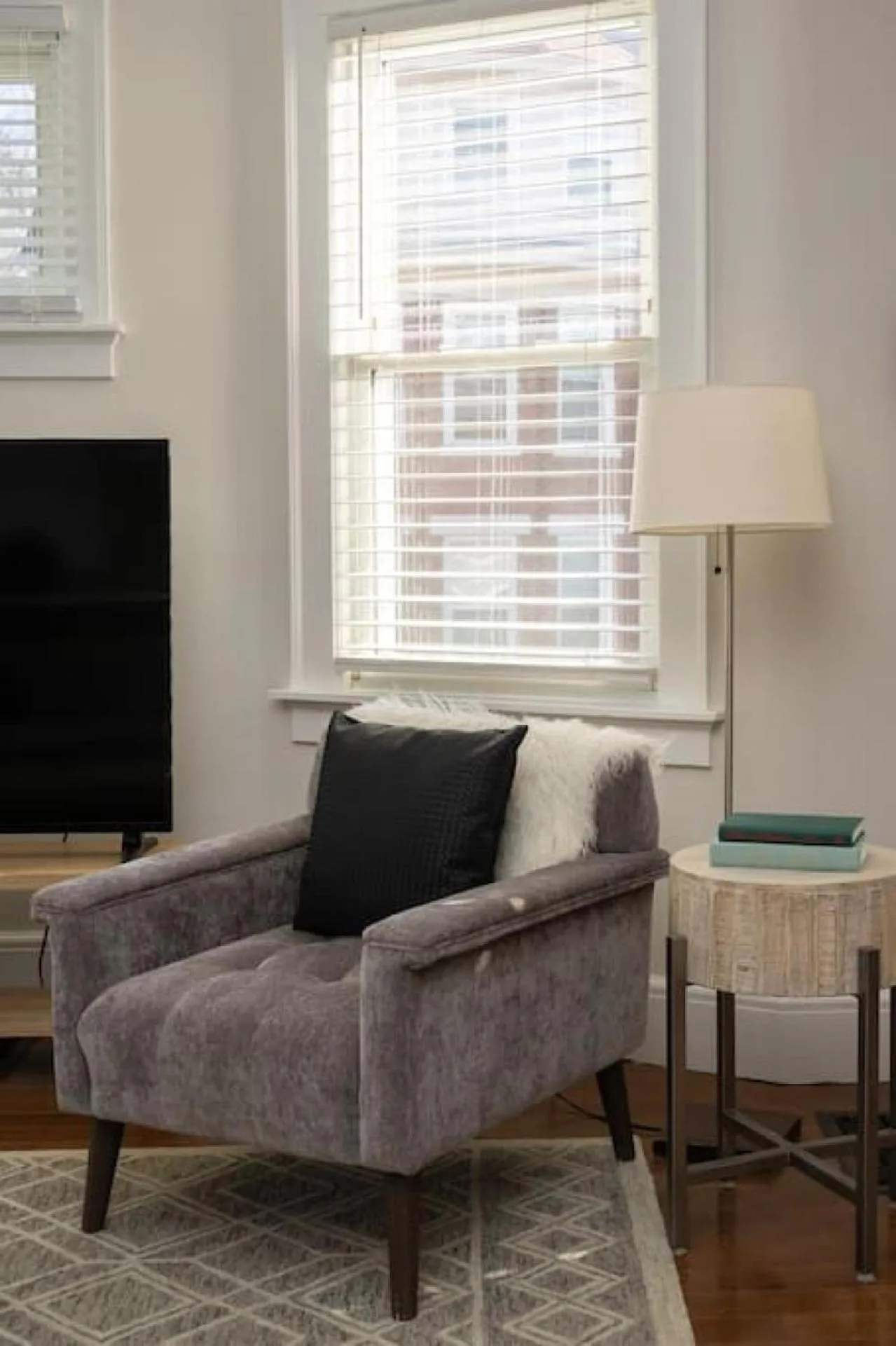 Deluxe 6 Bedroom 3 Min to Downtown w 2-car Driveway