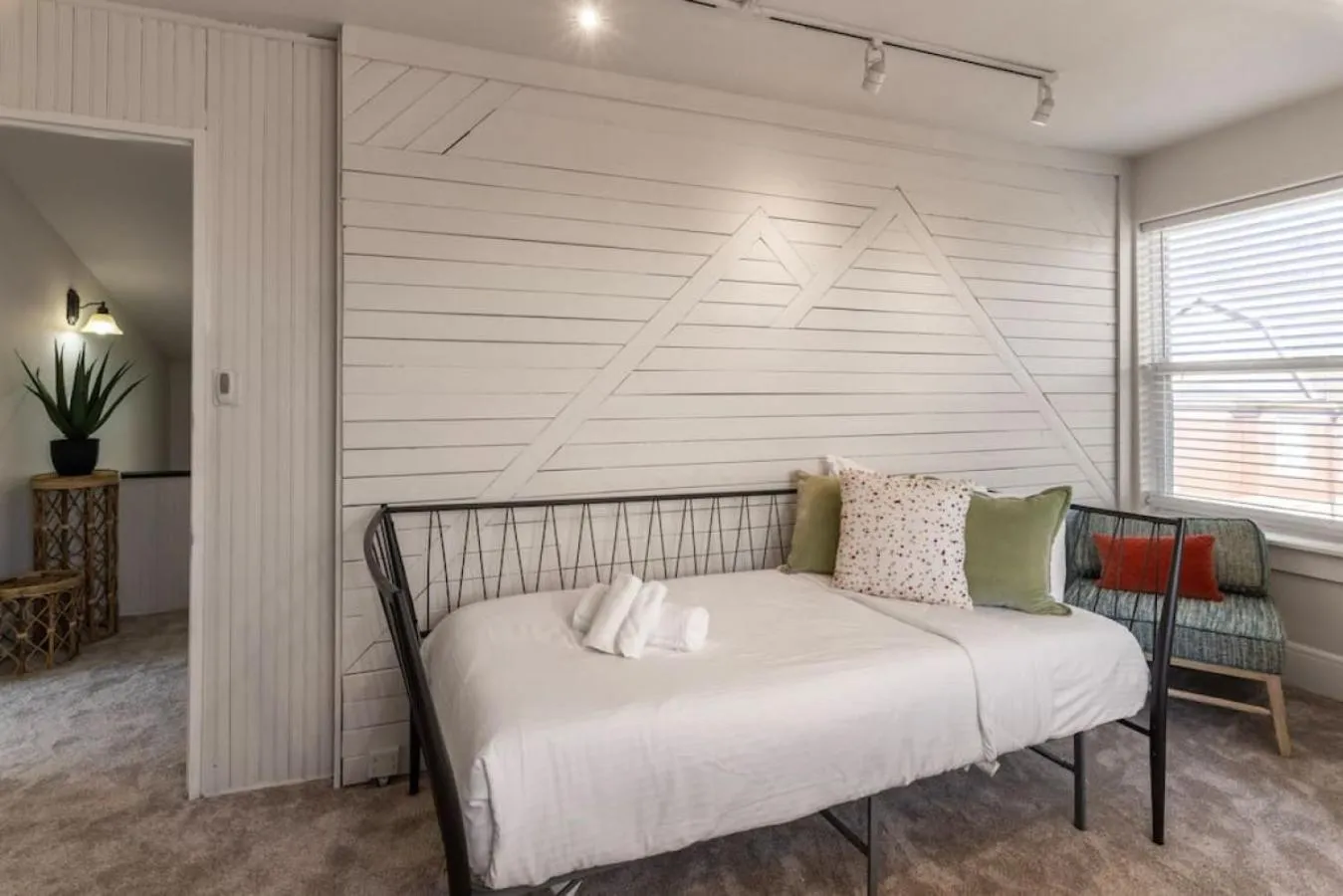 Bed in Deluxe 6 Bedroom 3 Min to Downtown w 2-car Driveway