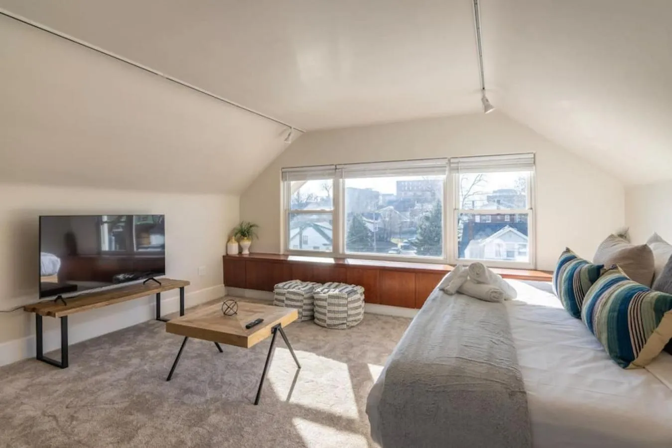 Bed in Deluxe 6 Bedroom 3 Min to Downtown w 2-car Driveway