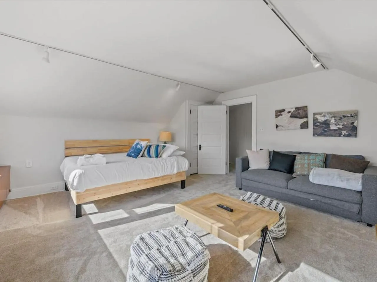 Bed in Deluxe 6 Bedroom 3 Min to Downtown w 2-car Driveway