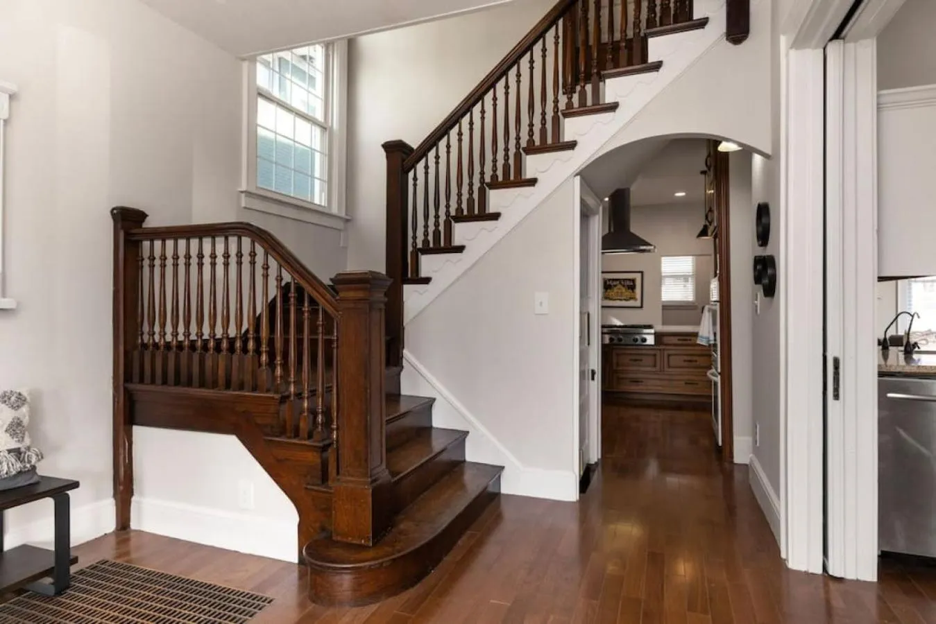 Deluxe 6 Bedroom 3 Min to Downtown w 2-car Driveway