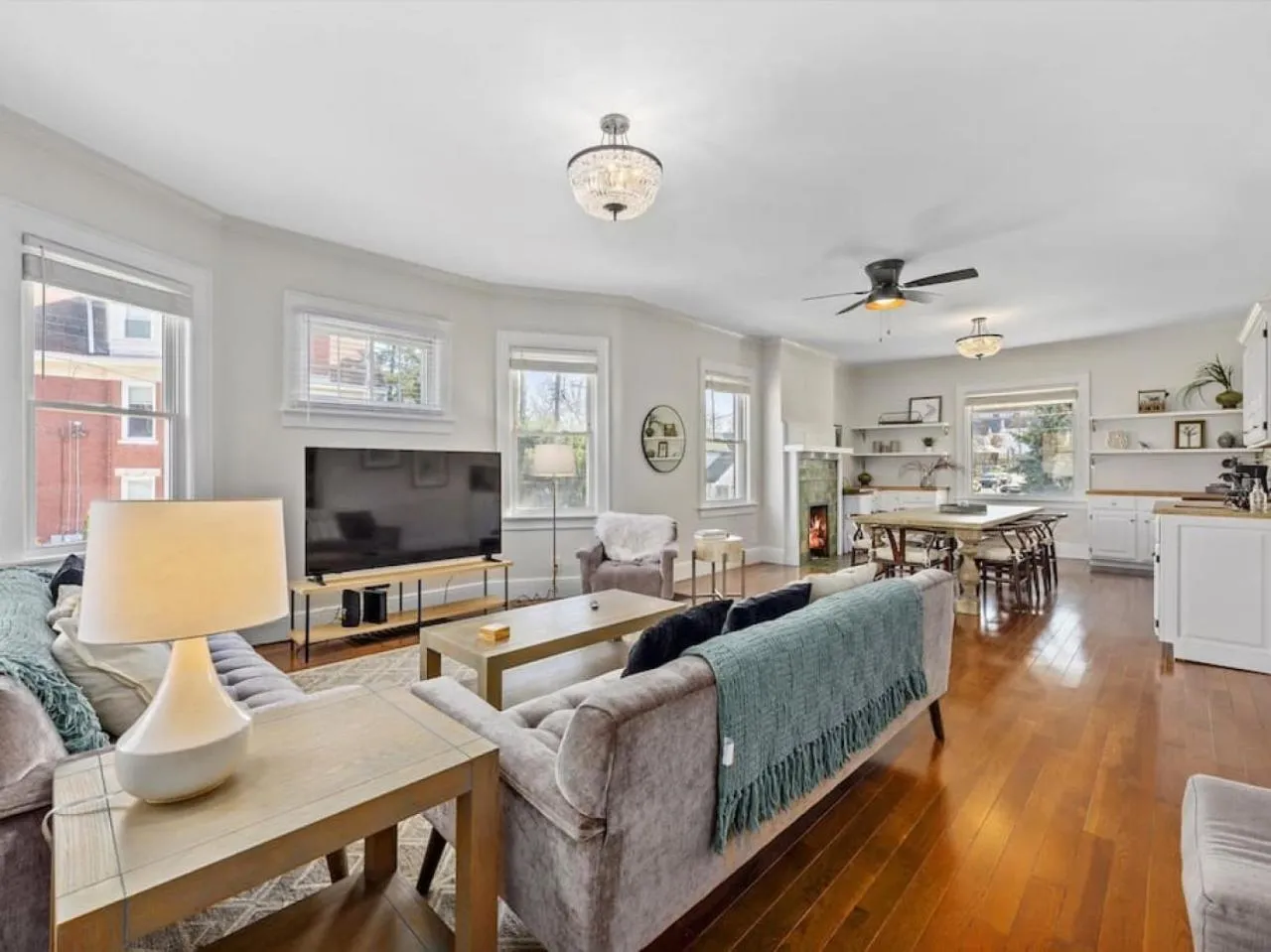 Deluxe 6 Bedroom 3 Min to Downtown w 2-car Driveway