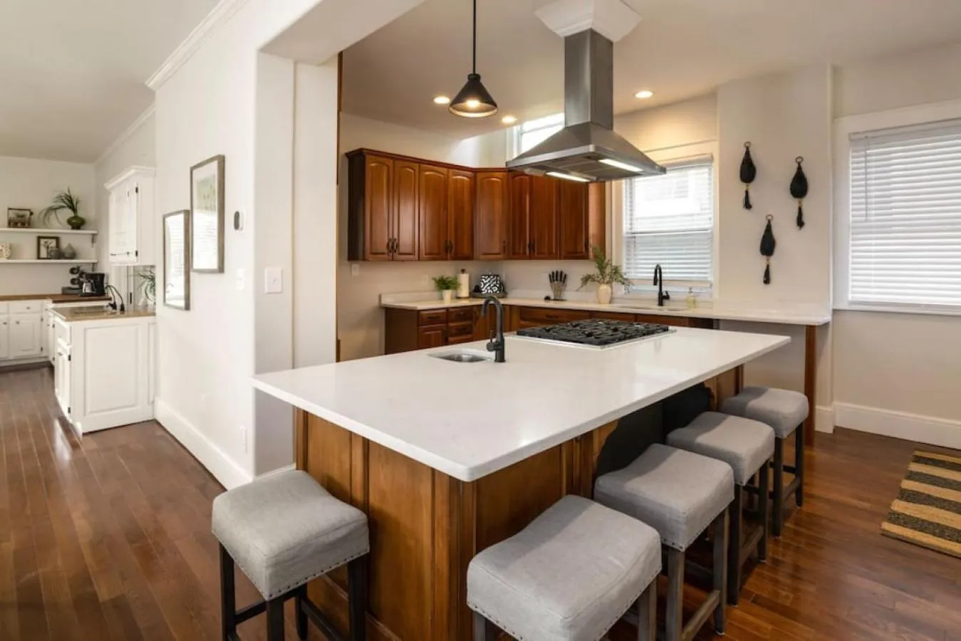 Deluxe 6 Bedroom 3 Min to Downtown w 2-car Driveway