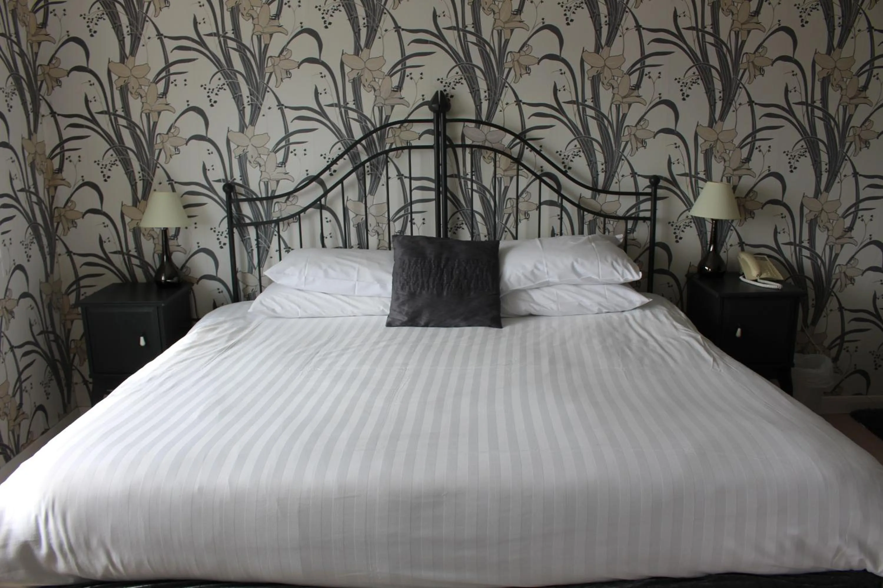 Photo of the whole room, Bed in The Moorland Hotel