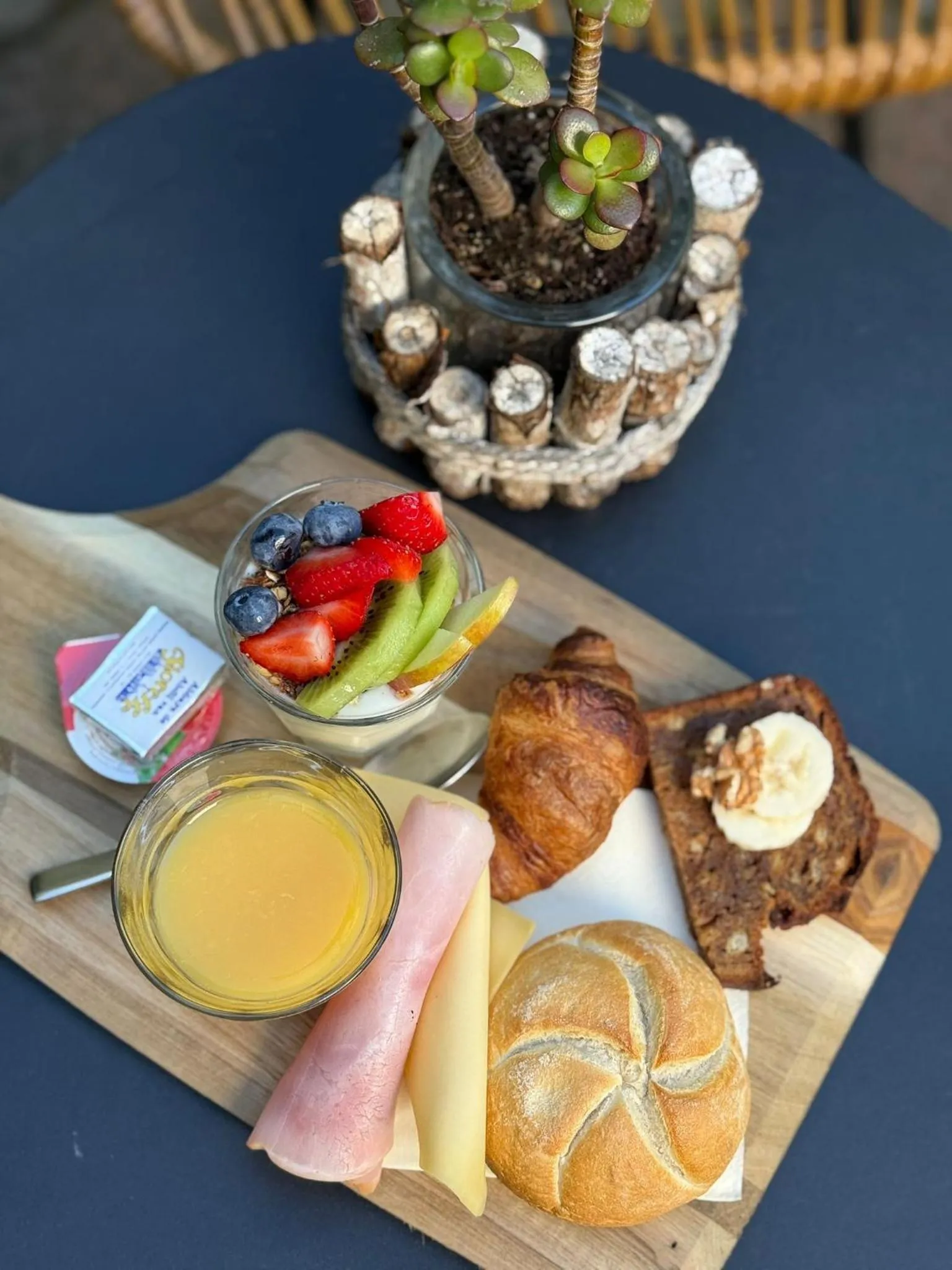 Restaurant/places to eat in City2Beach Hotel