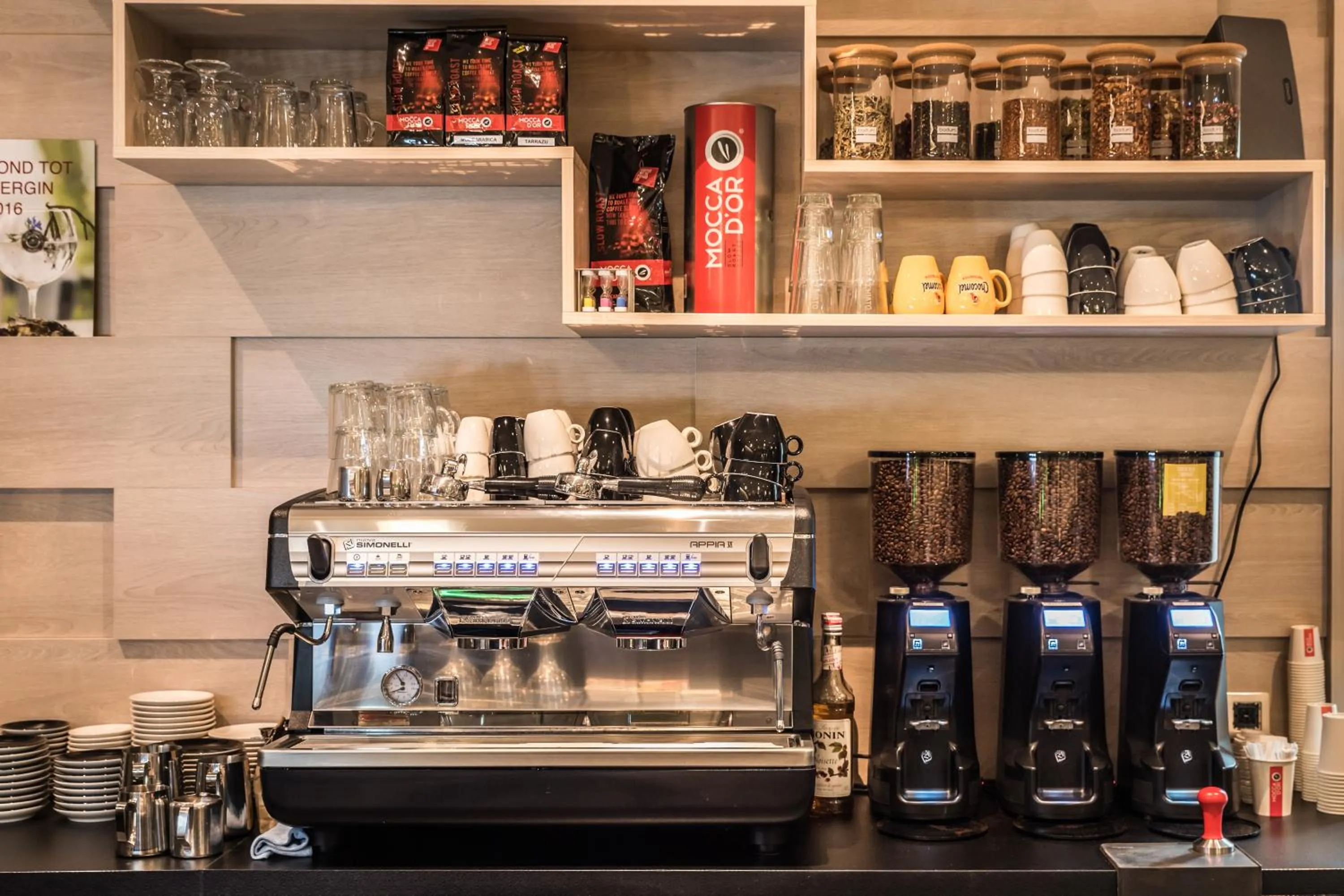 Restaurant/places to eat in City2Beach Hotel