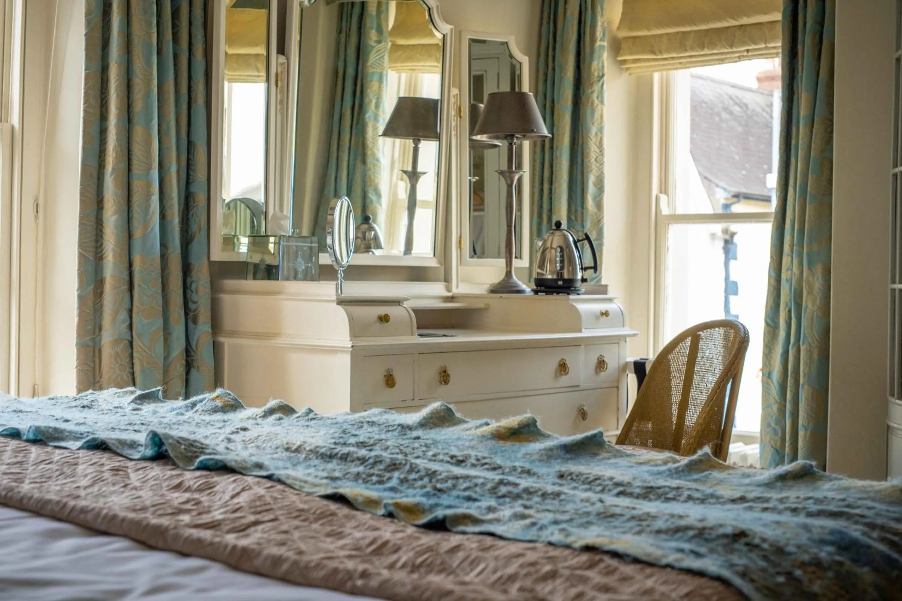 Bedroom, Bed in The New White Lion